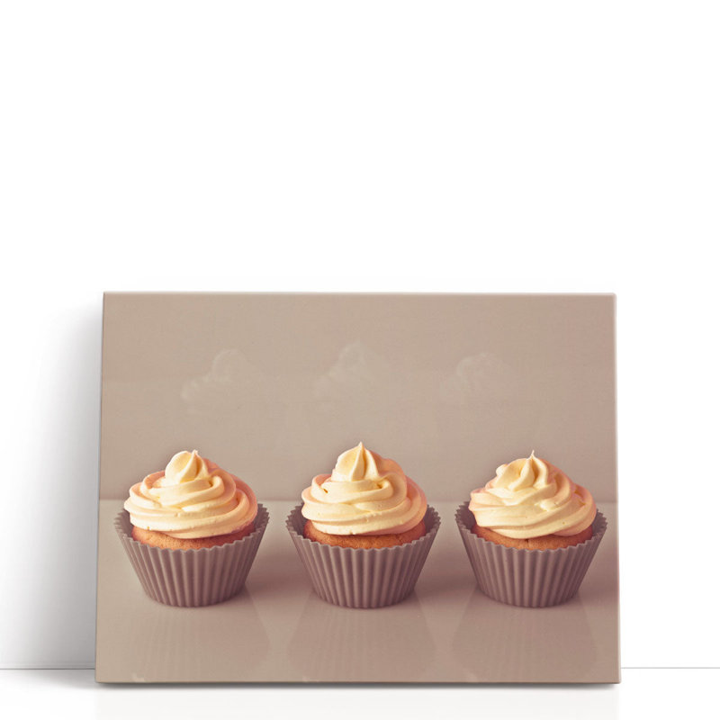 Three Cream Cupcakes 2 - reproduction d'art sur toile, H 18 po x l 24 po