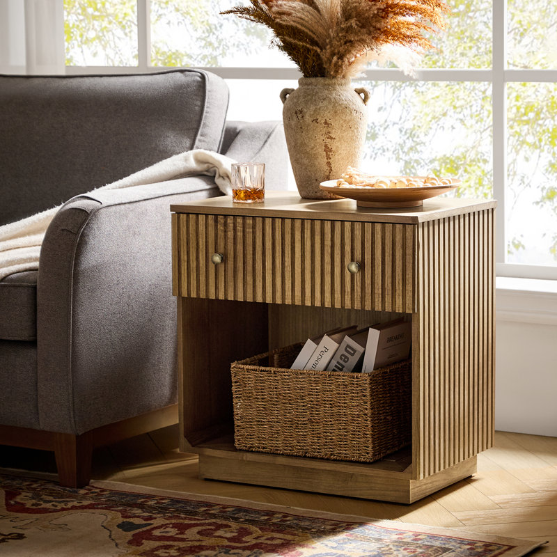 Table de bout moderne en bois massif cannelé avec compartiment caché et table de chargement de 23,5 po de largeur Satine