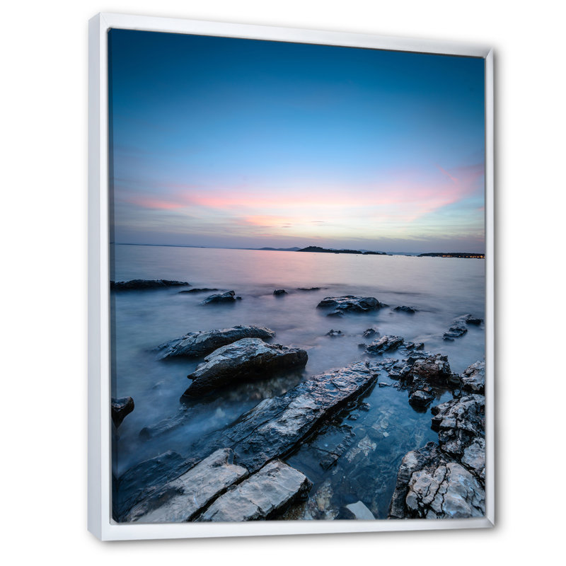 Coucher de soleil sur la mer IV - reproduction d'art sur toile, H 40 po x l 30 po x P 1,5 po, Cadre flottant blanc