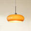 Luminaire suspendu orange à une lumière