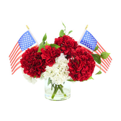 Arrangement d'hortensias patriotique avec drapeaux