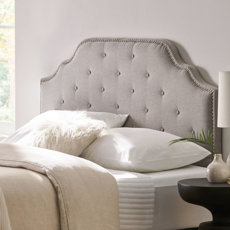 Tête de lit en tissu gris pour chambre à coucher - grand lit double et pleine grandeur avec coutures contemporaines à boutons de clous et garniture cloutée attrayante