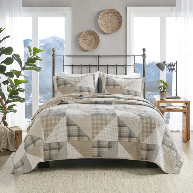 Cabin Charm Tan Full/Queen Cotton Quilt Set with Geometric Patterns