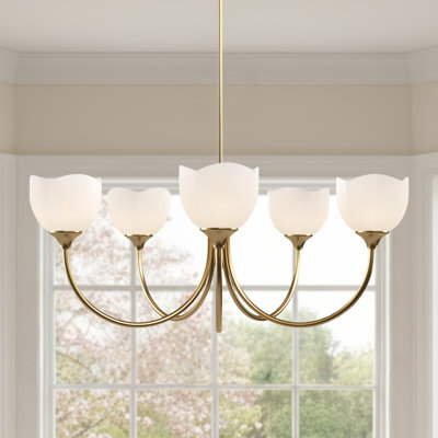 Lustre moderne / traditionnel en laiton poli à 5 lumières de 33 po pour la salle à manger. Comprend un abat-jour en verre fleuri givré.