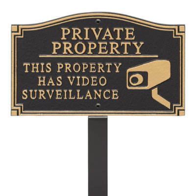 Cette propriété a une enseigne de vidéo surveillance pour le jardin