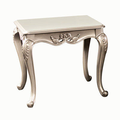 Table de bout, forme traditionnelle, détails, reflets dorés, couleur champagne, bois massif, placage de bois traditionnel, finition, placage, pieds, motifs décorés