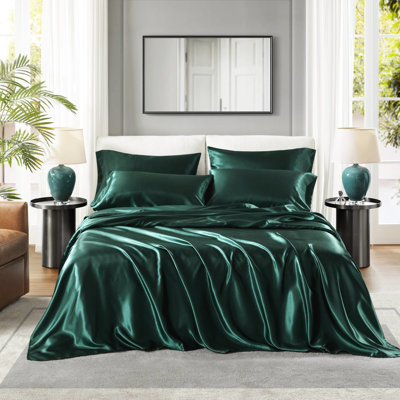 Satin drap de luxe en entier - froissé. Convient aux matelas de 16 po. Comprend 1 drap plat, 4 taies d'oreiller et 4 taies d'oreiller. Texture soyeuse et chaude, adoucissant pour les cheveux.