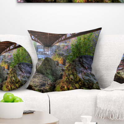 Coussin photographique Large Rocks Under Bridge in Creek