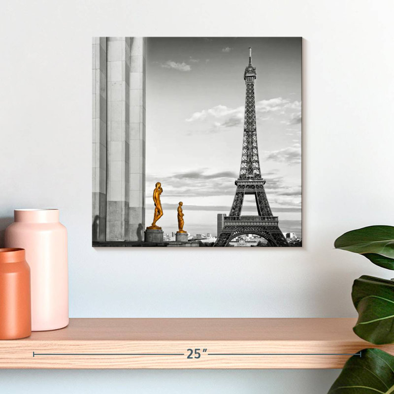Vue de la tour Eiffel Lilie, H 16 po x l 16 po