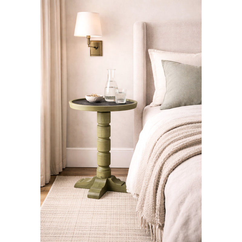 Pistache - table à taches teintées avec une finition de style, un plateau rond pratique, un piédestal tourné avec des pieds sculptés, convient aux accents occasionnels, en bois massif et mesure 14 po de largeur