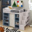 Lit mezzanine double avec armoires de rangement et rideau