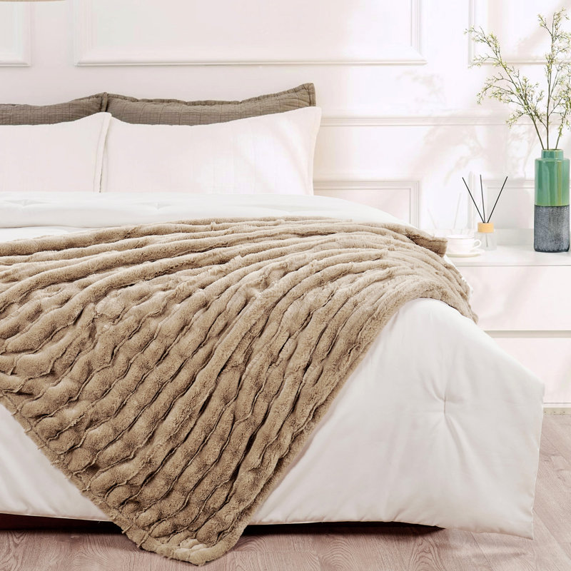  Jeté en fausse fourrure extensible, Taupe clair, L 60 po x L 70 po