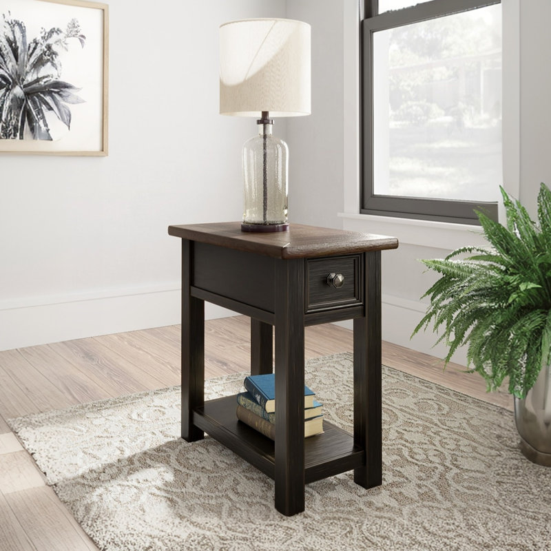 Table de bout Chailey avec rangement et prises intégrées, Brun grisâtre / noir, H 24 po x l 14 po x P 24 po