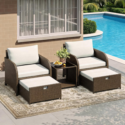 Ensemble de conversation 5 pièces en résine tressée pour terrasse/jardin - Fauteuils en rotin en PE avec 2 poufs escamotables, table basse en verre trempé et coussins - Rotin brun dégradé + tissu beige