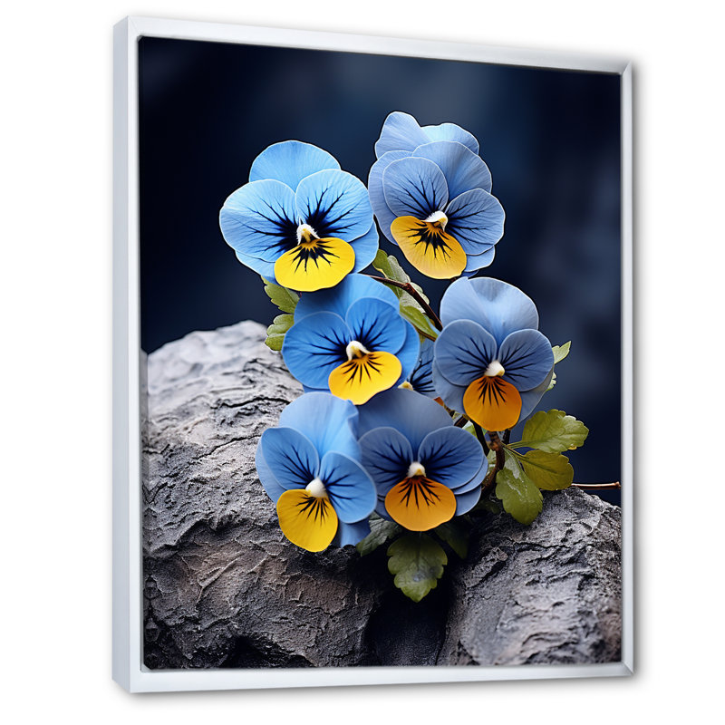 «Blue Blue Pansies», photo vibrante sur toile, H 44 po x l 34 po x P 1,5 po, Cadre flottant blanc