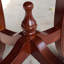 Table en bois massif avec sculptures complexes et pieds hauts