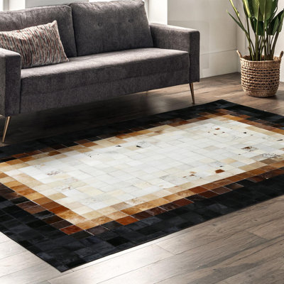 Tapis noir et crème en peau de vache, grand tapis