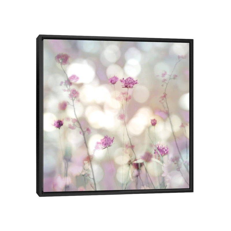 Floral Meadow II par Kate Carrigan - Giclée sur toile tendue avec châssis, H 18 po x l 18 po x P 1,5 po, Pas de tapis