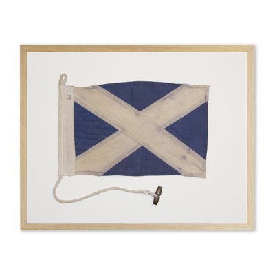Bleu marine et drapeau blanc dans un cadre en bois naturel