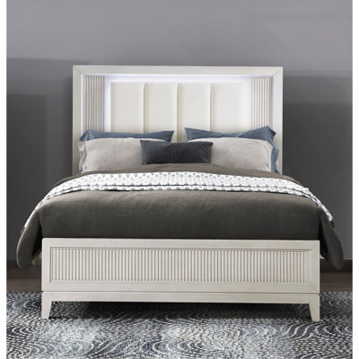 Grand lit à finition blanc antique avec tête de lit rembourrée à DEL avec meubles de chambre à coucher modernes 1pc, façades en roseaux