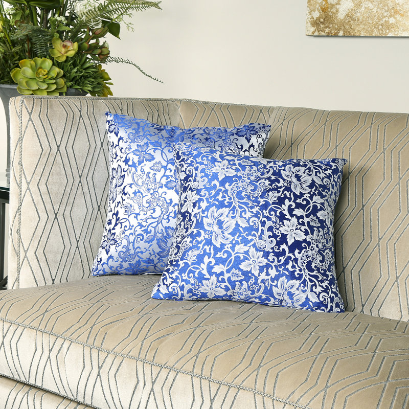 Coussin Brocade Trrow, bleu. Blanc floral