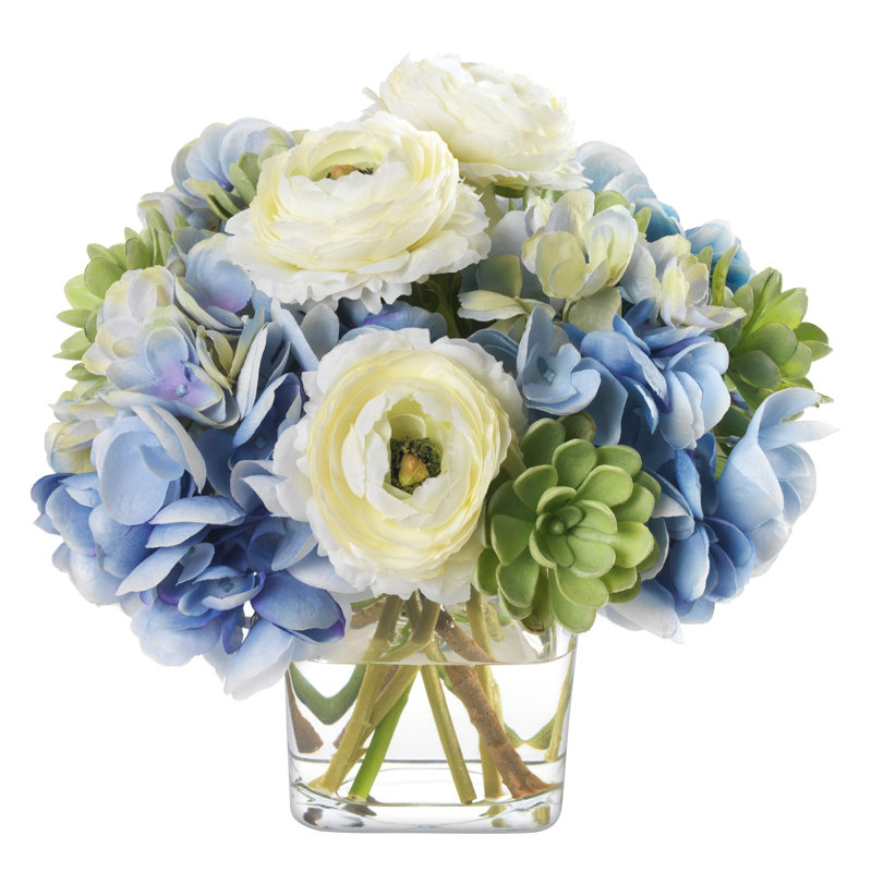 Hortensia et poules et poussins dans un cube de verre