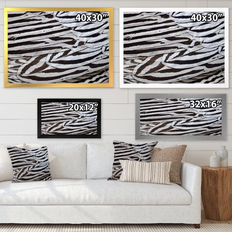 «Silver Pheasant Feathers», peinture sur toile encadrée, H 24 po x l 32 po x P 1 po, Cadre noir
