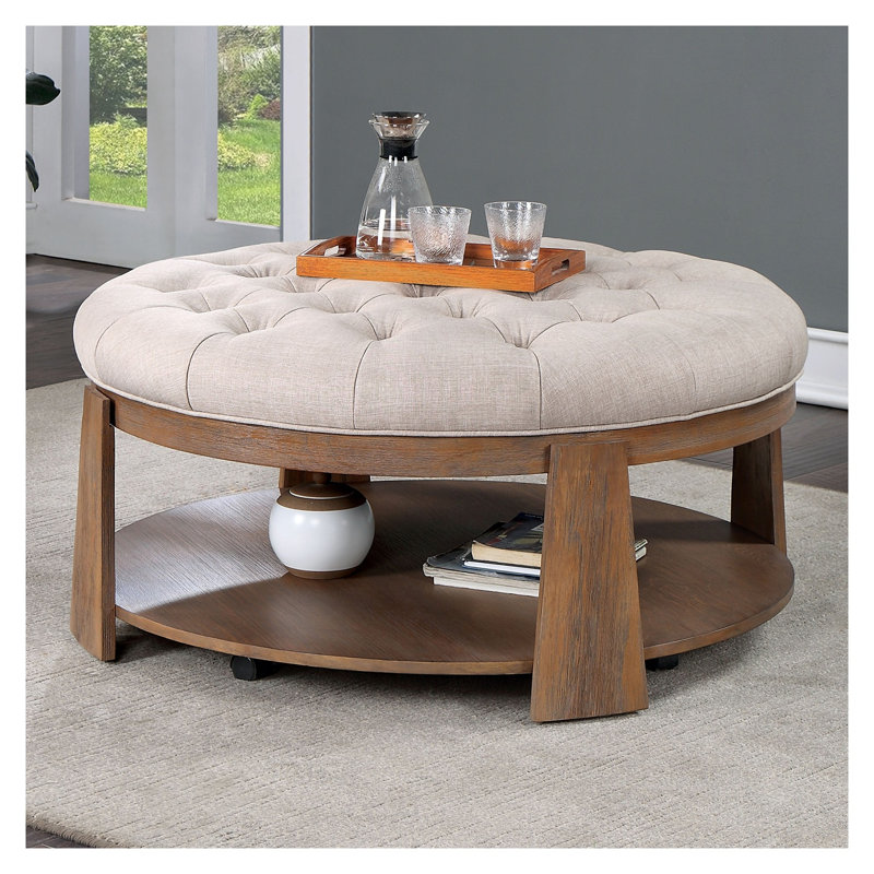 Table basse ronde transitionnelle avec siège en lin rembourré et tablette ouverte, fabrication en bois massif avec finition beige