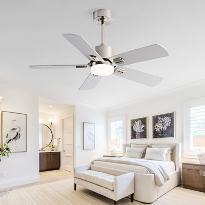 Ventilateur de plafond de 42 pouces (107 cm), à 5 pales, double face, en contreplaqué bicolore, 3CCT, 6 vitesses réglables, avec télécommande et éclairage intégré pour une utilisation domestique.