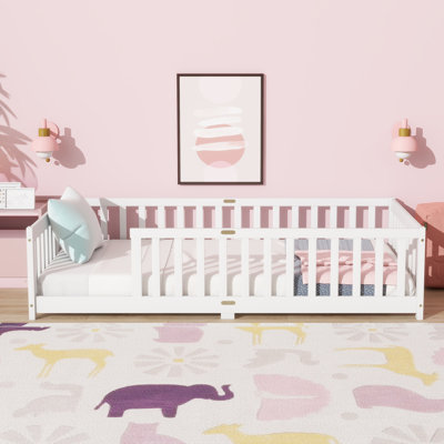 Lit simple pour enfants, lit en bois d'hévéa blanc avec garde-corps et clôture, lit de plancher robuste sans porte, espace de couchage confortable et sécuritaire