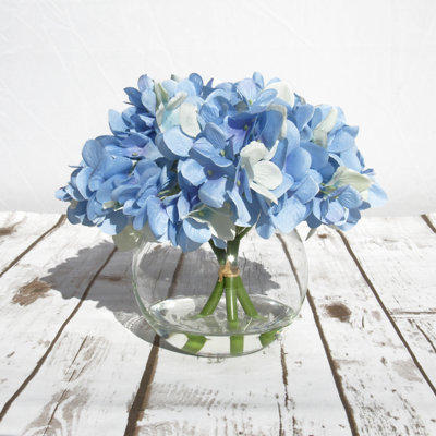 Centres d'hortensias dans un vase