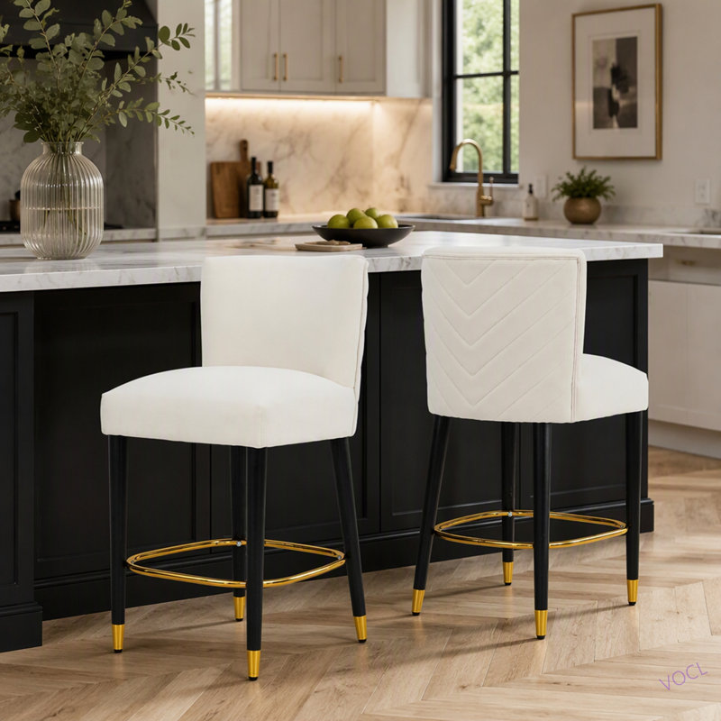 Le tabouret de comptoir de 27 pouces au design moderne avec un repose-pieds lisse et circulaire en tissu crée un look sophistiqué et luxueux
