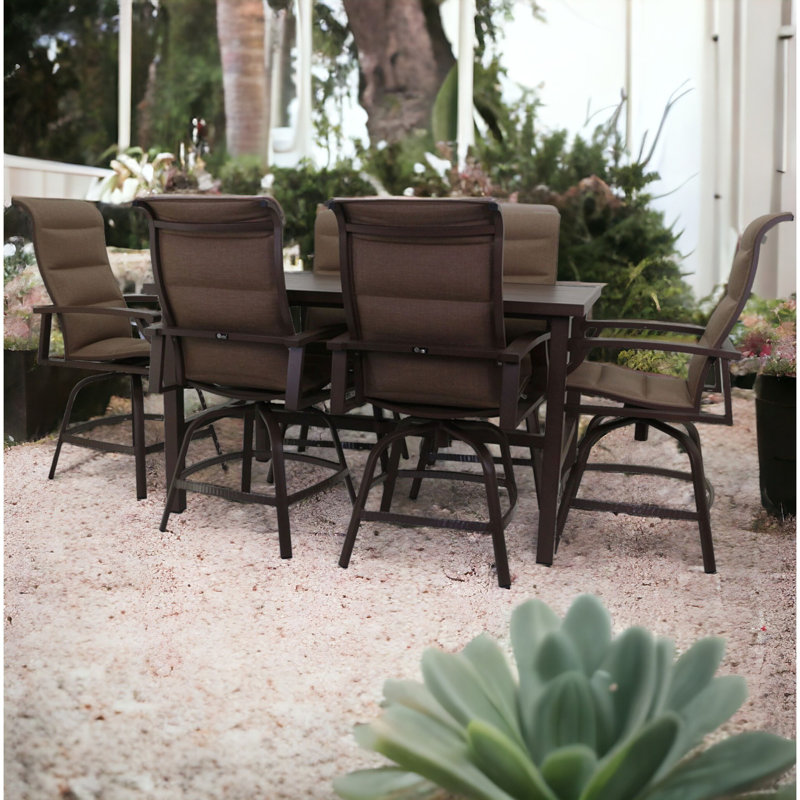 L'ensemble de balcon Madison comprend: une table de balcon et des tabourets de bar pivotants, 6
