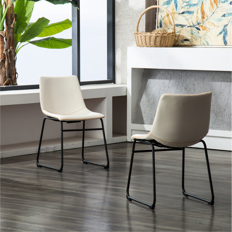 Chaises de salle à manger blanches en cuir d'unité centrale, paire de coussins de siège moulés, coutures en zigzag, l 18,5 po x P 22,25 po et H 31,5 po.