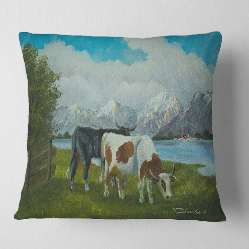 Vache tachetée devant une housse de coussin carré, 18" x 18"