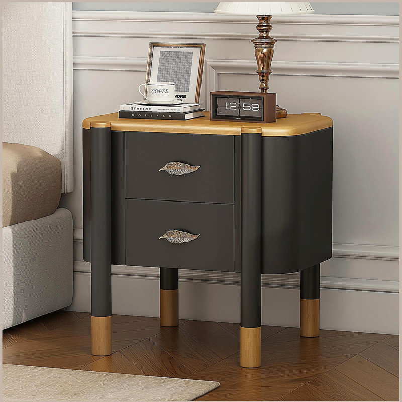 Table de chevet 2 tiroirs avec profil incurvé, table de chevet avec poignées en métal en forme de plumes et pieds exposés, table de bout