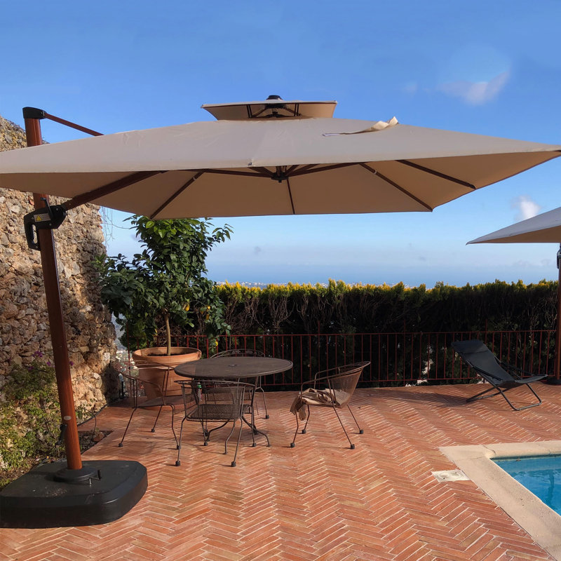 Parasol en porte-à-faux carré en bois avec pieds à roulettes 11 pi Rosalei, beige, Beige, L 132 po x P 132 po