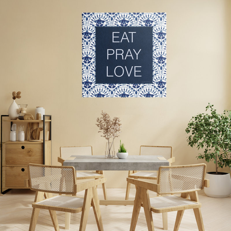 «Eat Pray Love» sur toile florale bleue, design par Annie Lapoint, H 24 po x l 24 po