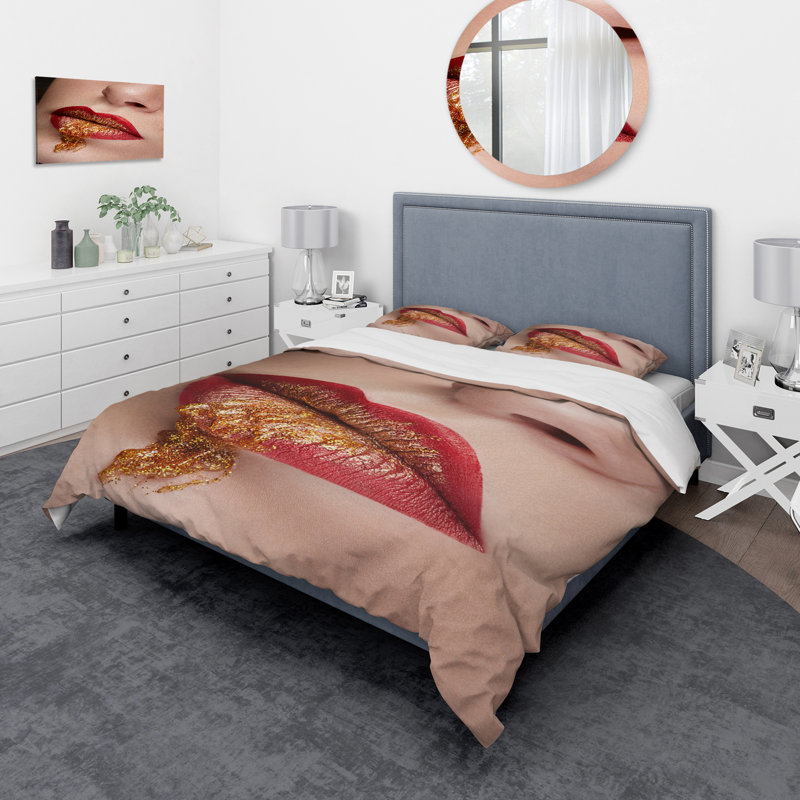 Gros plan sur les lèvres avec un maquillage rouge et doré - Ensemble de housse de couette moderne - Polyester en microfibre