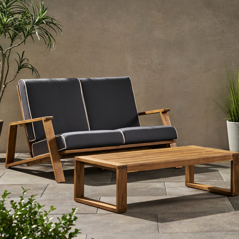 Chic et table basse en bois - Coussins pour le plaisir d'extérieur