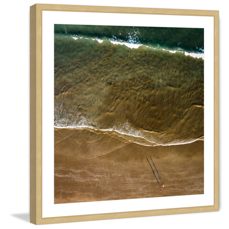 « walking the shore » par karolis janulis, reproduction d’art encadrée, H 18 po x l 18 po x P 1,5 po