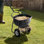 Épandeur à marche arrière, capacité de 60 lb, épandeur à poussoir avec grille de trémie, largeur d'épandage de 0 à 9,8 pi, pneus pneumatiques tout-terrain de 8 po, épandeurs de jardin et de pelouse, pour semences, engrais