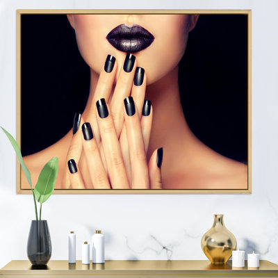Femme aux lèvres noires et manucure noire - photographie sur toile