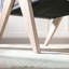 Chaise d'appoint, pieds en bois d'hévéa KD avec finition. Le tissu recouvre le siège. Avec coussin