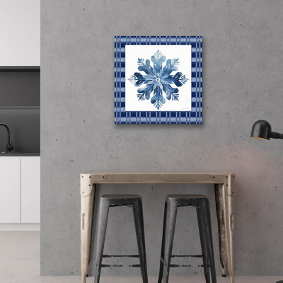 «Blue Snowflake Christmas B» par Jean Plout, art mural en verre acrylique, 24 po x 24 po