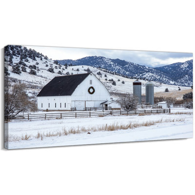  Toile de Noël de Noël avec toile de grange d'hiver, images de scène rustique de ferme en hiver, décoration murale vacances enneigées, impression sur toile campagne avec grange blanche pour le salon, la chambre à coucher, le bureau, 60 x 30 pouces
