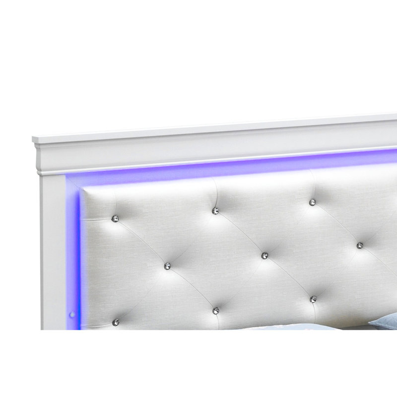 Lit double - Un grand espace de couchage, pour un confort fiable, rehausse le design transitionnel argenté, le repos paisible et abondant, fusionne les conceptions moderne et classique