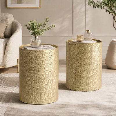Ensemble de deux tables basses cylindriques en métal martelé doré - Tables d'appoint modernes et luxueuses pour salon, avec un design artistique en fer forgé