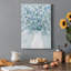 Arrangement bleu poudre dans un vase II, toile tendue avec châssis de qualité supérieure - prête à être accrochée