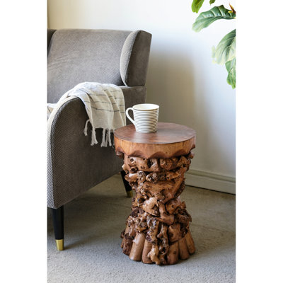 Table de chevet marron de 30 x 30 x 48 cm, fabriquée à partir de 70 % de bois et 30 % de fibres naturelles, avec une texture naturelle rappelant les racines d'arbres et une finition chaleureuse.
